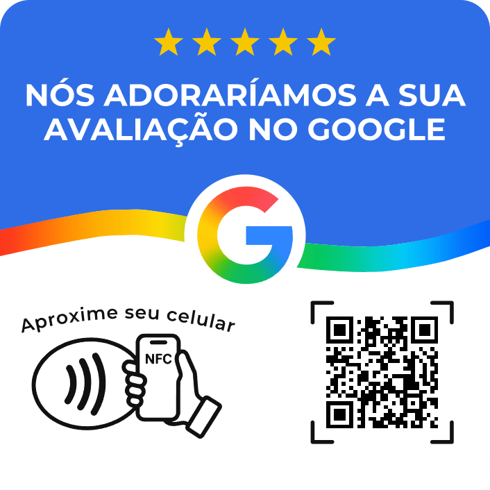 A mesma arte da placa oficial com o campo azul no lugar do preto, vista de frente.