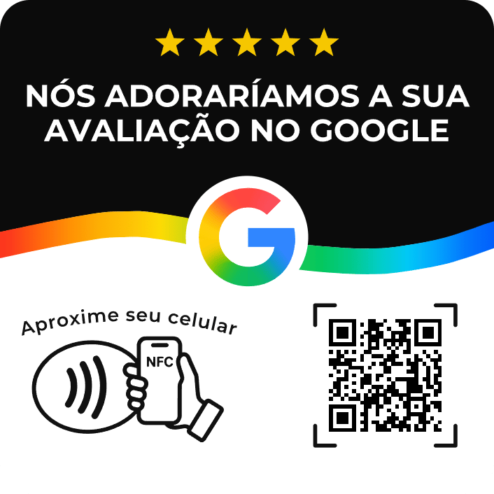 A placa oficial, preta, vista de frente: cinco estrelas, o convite para avaliar no Google, o G do Google sobre a onda nas cores do Google, o pictograma de aproximar o celular e o QR.